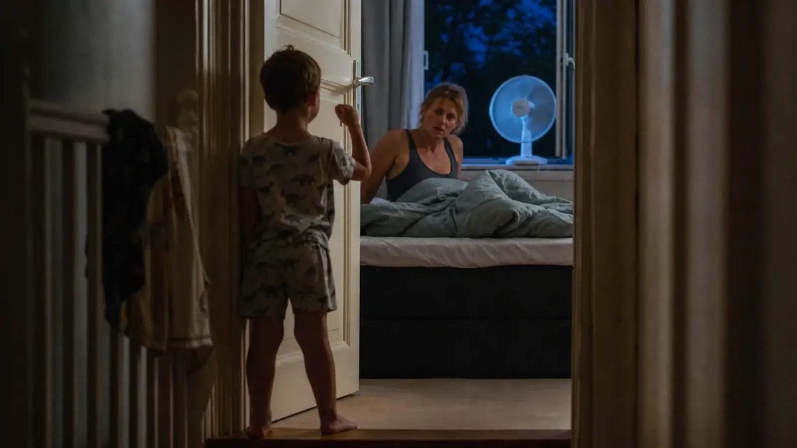 Kind kan niet slapen door de warmte en klopt 's nachts bij de ouders aan